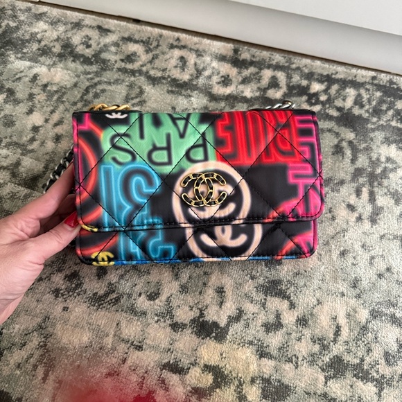 Handbags - Beautiful new multi color bag with silver and gold chain